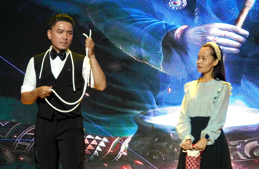 Nghệ sĩ ảo thuật Nguyễn Việt Duy (TPHCM) và những màn trình diễn của anh luôn tạo được hiệu ứng tương tác thú vị dành cho khán giả. Ảnh: THÚY BÌNH