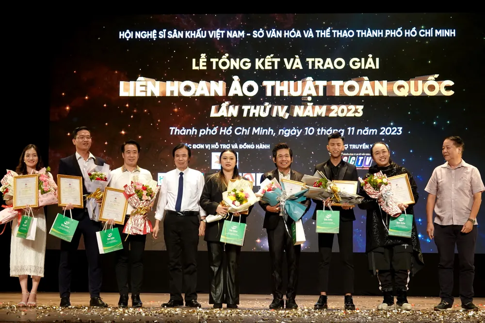 NSND Giang Mạnh Hà, Phó Chủ tịch Hội Nghệ sĩ Sân khấu Việt Nam và đạo diễn Tôn Thất Cần, Phó Chủ tịch Hội Sân khấu TPHCM trao HCB cho 7 tiết mục hay, chất lượng. Ảnh: THÚY BÌNH