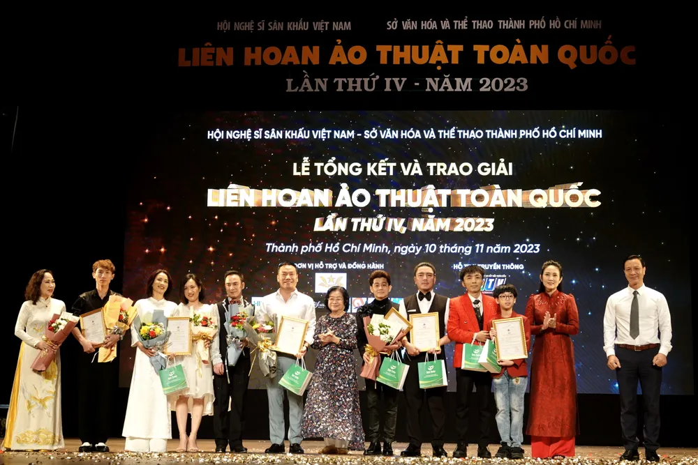 Nguyên Phó Chủ tịch nước Trương Mỹ Hoa và ban tổ chức trao 5 HCV cho các tiết mục xuất sắc nhất. Ảnh: THÚY BÌNH