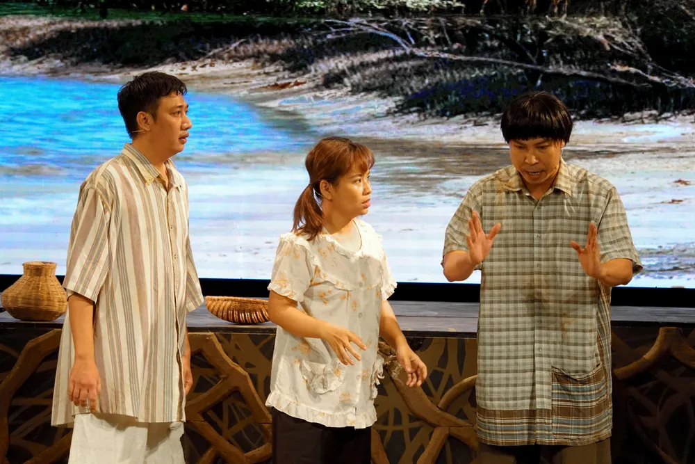 Những đứa trẻ năng nổ, gan dạ, quyết tâm đi tìm bức chân dung Bác Hồ, với khát vọng đem được ảnh Bác về thờ ở đền thờ trong rừng sâu. Ảnh: THÚY BÌNH Những đứa trẻ năng nổ, gan dạ, quyết tâm đi tìm bức chân dung Bác Hồ, với khát vọng đem được ảnh Bác về thờ ở đền thờ trong rừng sâu. Ảnh: THÚY BÌNH