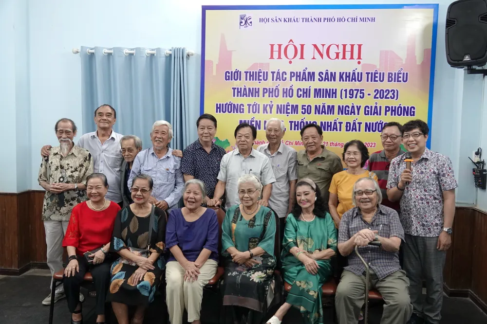 Các nghệ sĩ tham gia hội nghị mong Hội Sân khấu TPHCM sẽ cân nhắc, xem xét, để chọn ra 10 tác phẩm sân khấu tiêu biểu nhất, đạt chất lượng, giá trị về nội dung tư tưởng, tính nghệ thuật và có sức lan tỏa trong đời sống xã hội. Ảnh: THÚY BÌNH Các nghệ sĩ tham gia hội nghị mong Hội Sân khấu TPHCM sẽ cân nhắc, xem xét, để chọn ra 10 tác phẩm sân khấu tiêu biểu nhất, đạt chất lượng, giá trị về nội dung tư tưởng, tính nghệ thuật và có sức lan tỏa trong đời sống xã hội. Ảnh: THÚY BÌNH