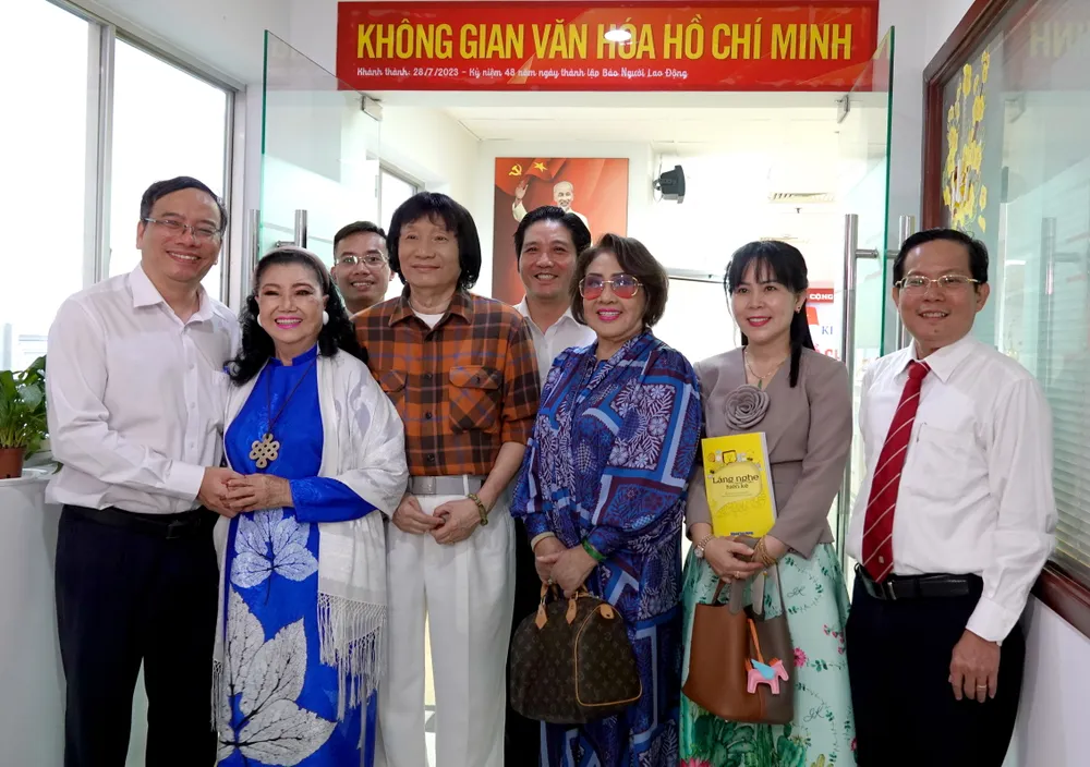 Các nghệ sĩ kỳ cựu của sân khấu thành phố cùng các đại biểu và BTC Giải Mai Vàng - Báo Người Lao Động tham quan Không gian văn hóa Hồ Chí Minh. Ảnh: THÚY BÌNH