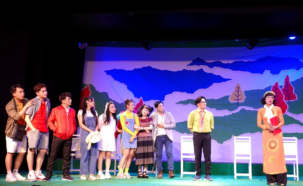 Cô giáo Lục Hà tuy có vẻ ngoài nghiêm cẩn, khó gần, song bên trong tâm hồn cô luôn chất chứa tình yêu thương học trò. Ảnh: THÚY BÌNH