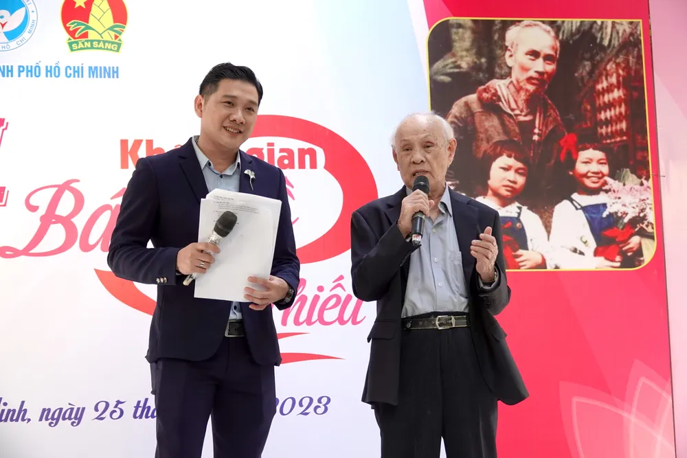 Nhạc sĩ Trương Quang Lục chia sẻ những kỷ niệm khi sáng tác các bài hát thiếu nhi về Bác Hồ. Ảnh: THÚY BÌNH