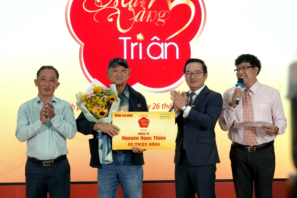 Nhạc sĩ Nguyễn Ngọc Thiện nhận món quà từ Chương trình "Mai Vàng tri ân". Ảnh: THÚY BÌNH dsc01695-5411.jpg