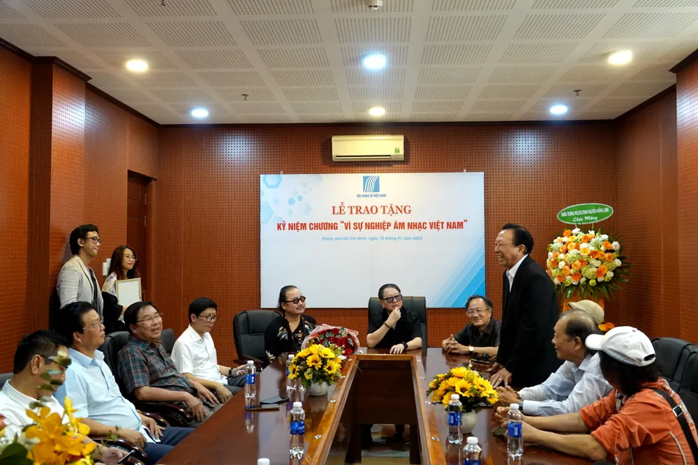 NSƯT - NS Thế Hiển nhắc lại nhiều kỷ niệm với NS Trần Mạnh Tuấn, mong anh nhanh khỏe, sống an vui, tiếp tục sáng tác, gắn bó với niềm đam mê đã theo đuổi mấy chục năm. Ảnh: THÚY BÌNH ns-the-hien-4877.jpg