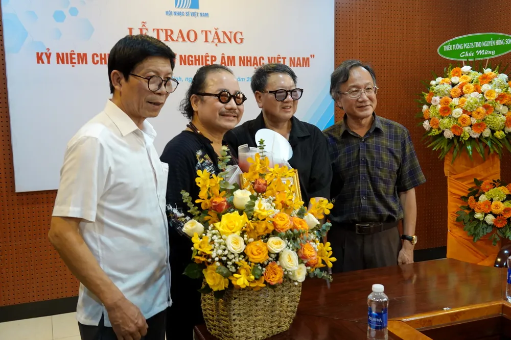NS Trần Mạnh Tuấn vui mừng và xúc động đón nhận Kỷ niệm chương "Vì sự nghiệp âm nhạc Việt Nam". Ảnh: THÚY BÌNH ns-tran-manh-tuan-8665.jpg