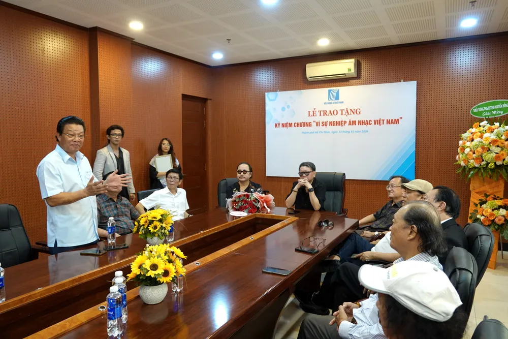 Thiếu tướng, Phó GS-TS, Thầy thuốc Nhân dân Nguyễn Hồng Sơn chia sẻ những cảm xúc, tình cảm và khẳng định về sự hỗ trợ hết mình của Bệnh viện Quân y 175 đối với các nhạc sĩ khi ốm đau. Ảnh: THÚY BÌNH thieu-tuong-pgo-gs-ts-ttnd-ng-hong-son-1981.jpg