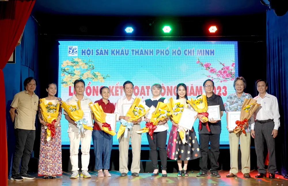Phó Trưởng Ban Tuyên giáo Thành ủy TPHCM Nguyễn Thọ Truyền và Chủ tịch Hội Sân khấu TPHCM - NSND Trần Ngọc Giàu trao giải thưởng cho các tác giả. Ảnh: THÚY BÌNH giai-thuong-sang-tac-kich-ban-2113.jpg