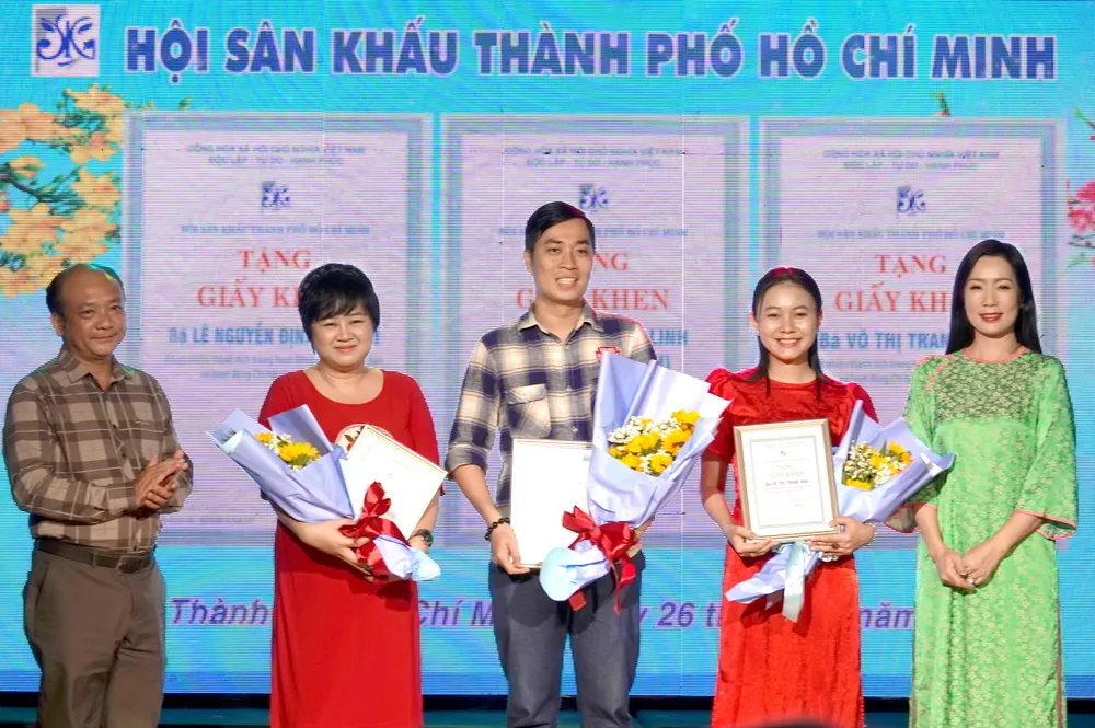 3 tác giả trẻ nhận bằng khen của Hội Sân khấu TPHCM. Ảnh: THÚY BÌNH tac-gia-tre-7519.jpg