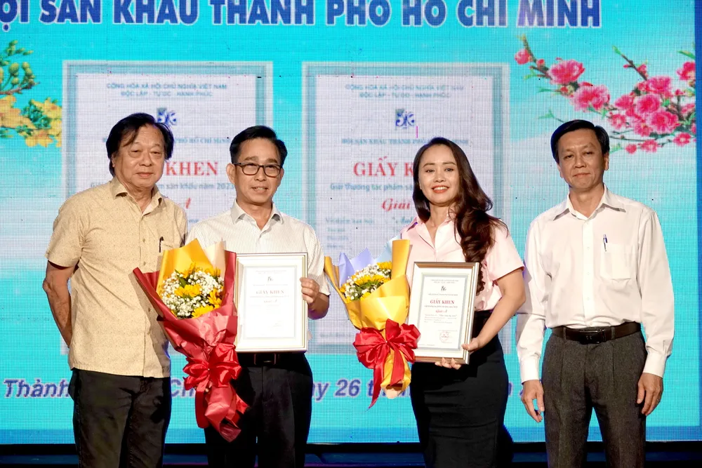 Phó Trưởng Ban Tuyên giáo Thành ủy TPHCM Nguyễn Thọ Truyền và Chủ tịch Hội Sân khấu TPHCM - NSND Trần Ngọc Giàu trao giải A cho tác phẩm xiếc - rối "Cha rồng mẹ tiên" của Nhà hát Nghệ thuật Phương Nam và vở hát bội "Anh hùng" của Nhà hát Nghệ thuật Hát bội TPHCM. Ảnh: THÚY BÌNH trao-giai-a-20.jpg