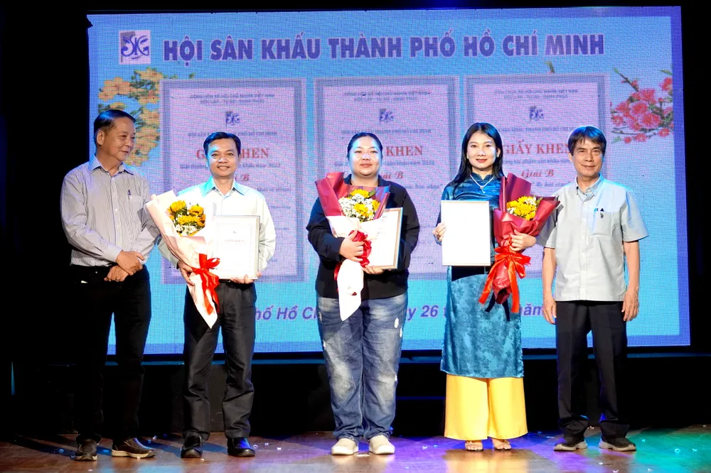 Chủ tịch Liên hiệp các Hội VHNT TPHCM Nguyễn Trường Lưu và Phó Chủ tịch Thường trực Hội Sân khấu TPHCM Tôn Thất Cần trao giải B cho 3 đơn vị nghệ thuật xã hội hóa. Ảnh: THÚY BÌNH trao-giai-b-5174.jpg