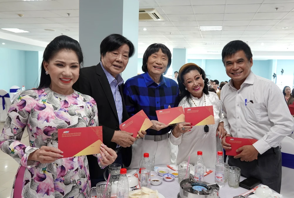 Ông Cao Anh Minh, Tổng Giám đốc Đài Truyền hình TPHCM lì xì và chúc xuân các nghệ sĩ tham gia buổi họp mặt văn nghệ sĩ đầu năm mới 2024. Ảnh: THÚY BÌNH