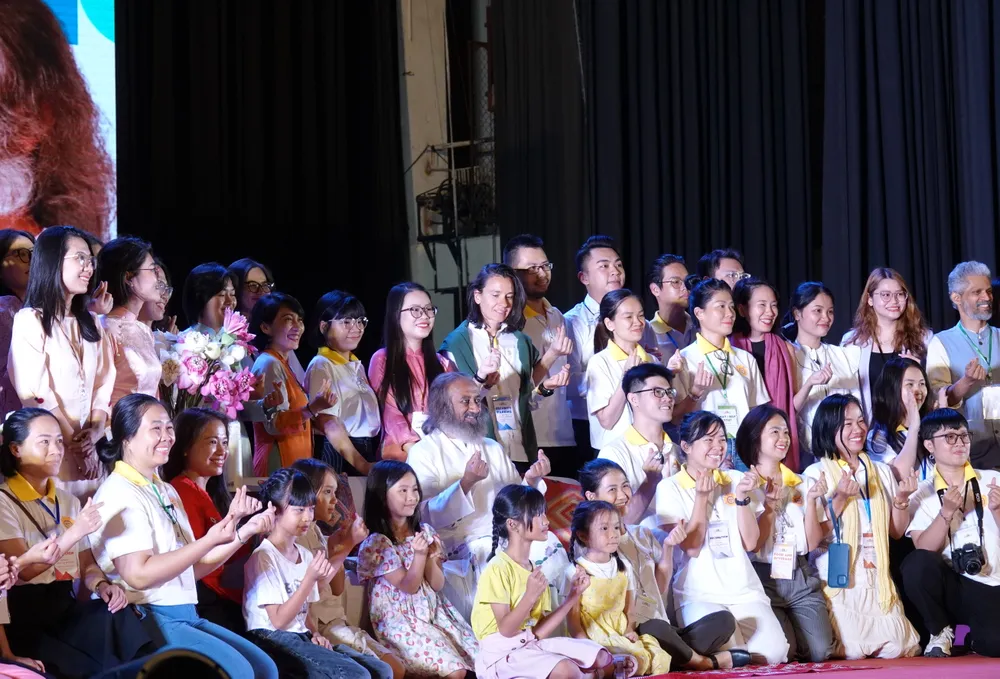 Thầy Gurudev Sri Sri Ravi Shankar chụp ảnh cùng các tình nguyện viên, khán giả, các em thiếu nhi, học sinh, sinh viên... Ảnh: THÚY BÌNH An Do - anh luu niem.JPG