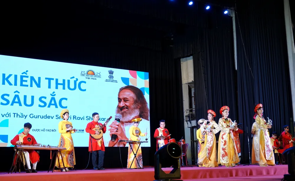 Tiết mục biểu diễn Nhã nhạc cung đình Huế, Lưu thủy, Bình bán, Kim tiền. Ảnh: THÚY BÌNH Nha nhac cung dinh Hue - Luu thuy - Binh ban - Kim tien.JPG