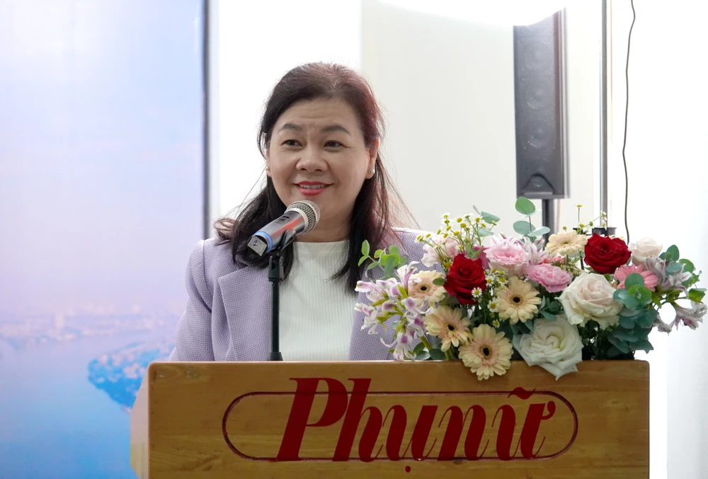 Tổng Biên tập Báo Phụ nữ TPHCM Lý Việt Trung phát biểu tại lễ trao giải tháng đợt 1. Ảnh: THÚY BÌNH DSC09380.JPG