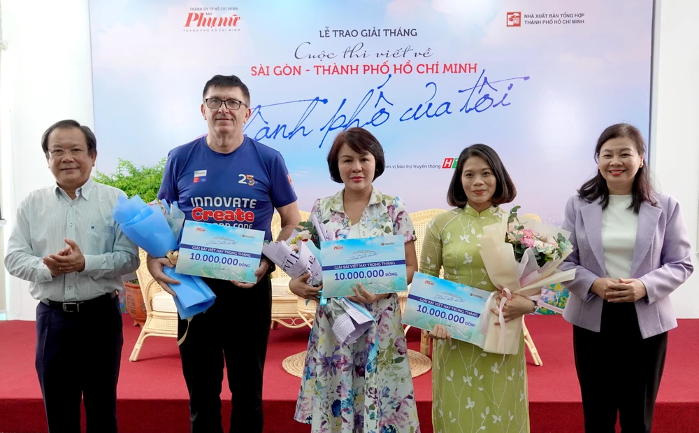 Ông Mai Ngọc Phước (Phó Chủ tịch Hội Nhà báo TPHCM, Tổng Biên tập Báo Pháp luật TPHCM) và bà Lý Việt Trung (Tổng Biên tập Báo Phụ nữ TPHCM) trao giải cho các tác giả Ray Kuschert, Hoàng Mai và Hoàng Hiền. Ảnh: THÚY BÌNH DSC09402.JPG