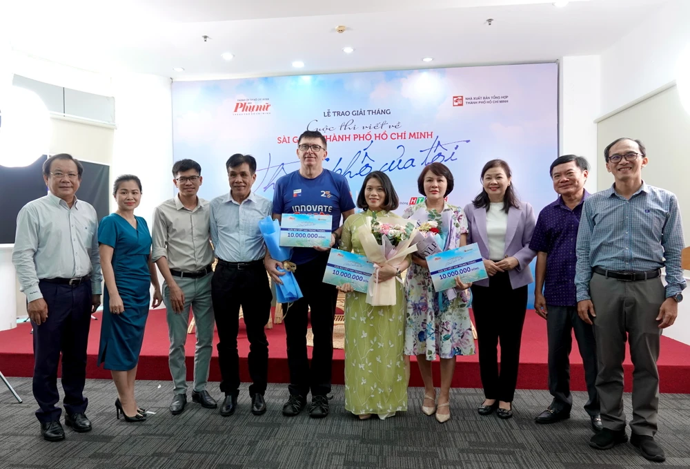 Ban tổ chức, ban giám khảo và các tác giả đoạt giải tại lễ trao giải tháng đợt 1 cuộc thi viết về Sài Gòn – TPHCM chủ đề "Thành phố của tôi". Ảnh: THÚY BÌNH DSC09419.JPG