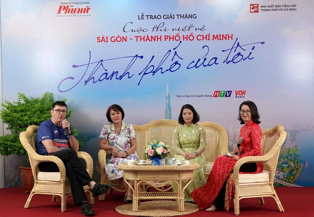 Các tác giải giao lưu tại lễ trao giải tháng đợt 1 cuộc thi viết về Sài Gòn – TPHCM chủ đề "Thành phố của tôi". Ảnh: THÚY BÌNH DSC09423.JPG