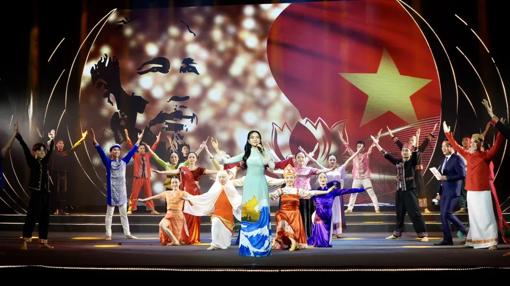 Ca sĩ Duyên Quỳnh biểu diễn bài hát "Bài ca Hồ Chí Minh". Ảnh: HOÀNG HÙNG Bai ca Ho Chi Minh - Duyen Quynh.jpg