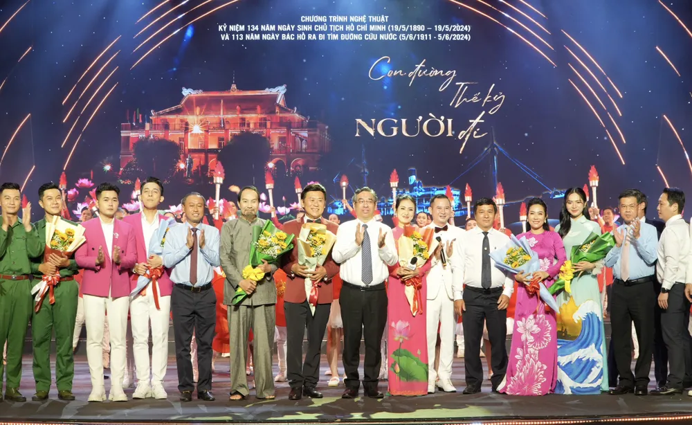 Lãnh đạo Thành phố tặng hoa chúc mừng các nghệ sĩ tham gia chương trình nghệ thuật đặc biệt nhớ ơn Bác Hồ "Con đường thế kỷ Người đi". Ảnh: HOÀNG HÙNG. LANH DAO tp.jpg
