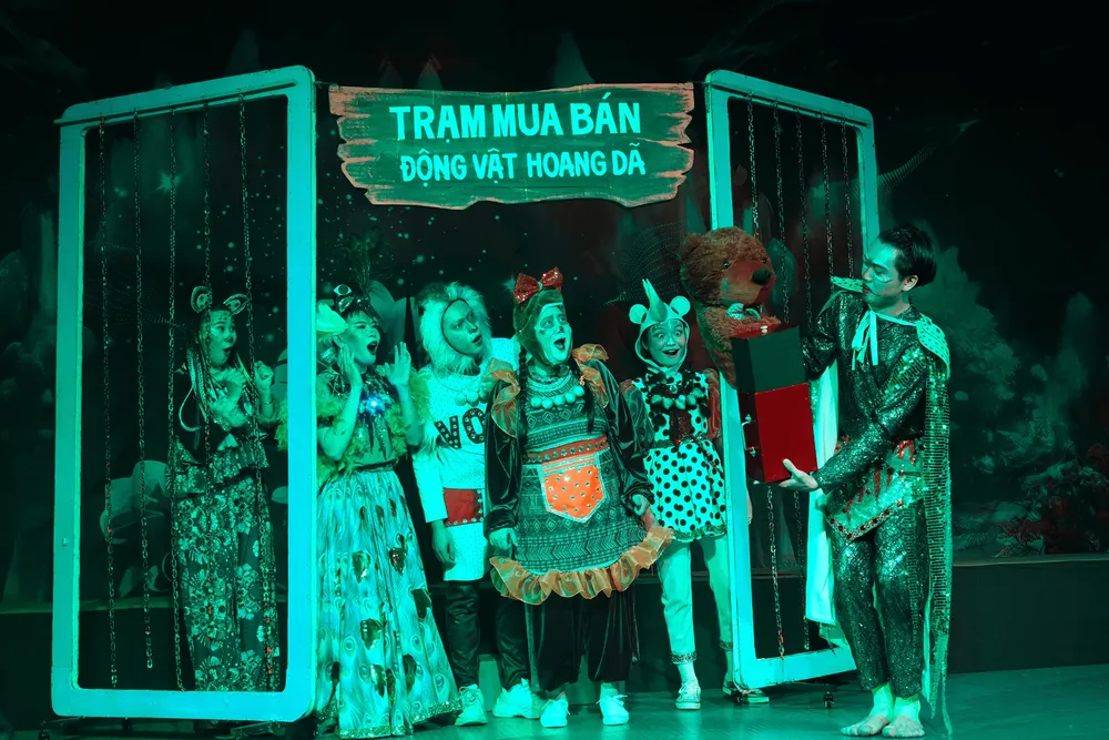 Màn ảo thuật hấp dẫn: lấy chú gấu bông to lớn từ trong chiếc hộp bé xíu. Ảnh: THÚY BÌNH 1 ao thuat.png