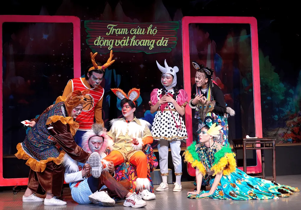 Tại "Trạm cứu hộ động vật hoang dã", các loài động vật luôn giúp đỡ, yêu thương nhau. Ảnh: THÚY BÌNH 22.png