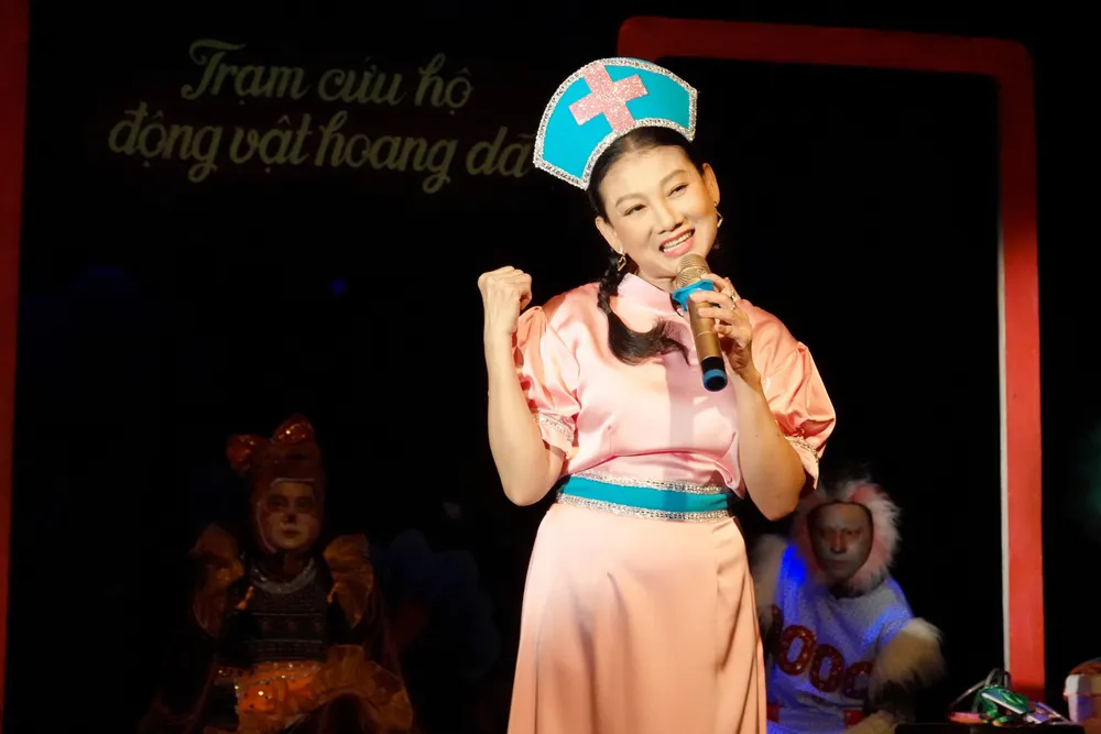 NSND Mỹ Uyên đảm nhận vai trò người dẫn truyện duyên dáng. Ảnh: THÚY BÌNH My Uyen.png