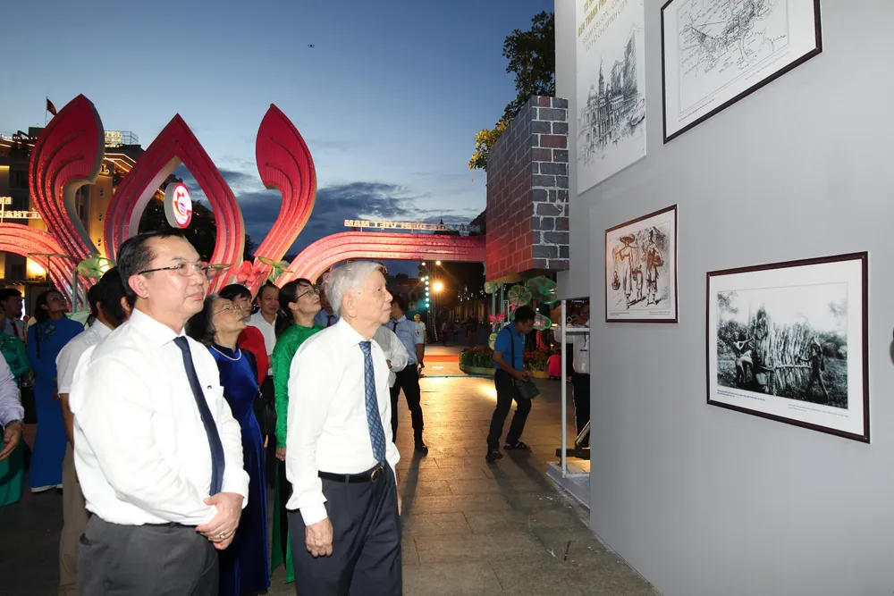 Các đại biểu tham quan triển lãm quá trình hình thành, xây dựng và phát triển Sài Gòn - Chợ Lớn - Gia Định - TPHCM. Ảnh: DŨNG PHƯƠNG z5583170722524_ca768e54c9183a57c6d85007aa16840d.jpg
