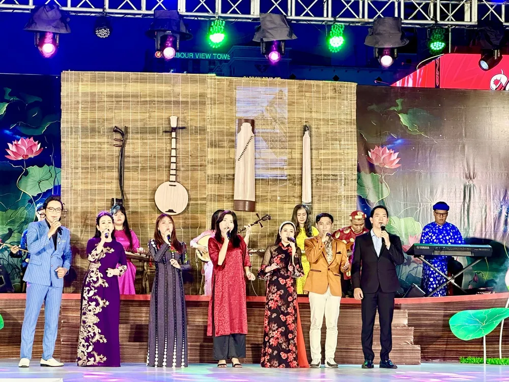 Các nghệ nhân biểu diễn đờn ca tài tử phục vụ nhân dân thành phố và du khách quốc tế tại chương trình. Ảnh: DŨNG PHƯƠNG z5583393584170_9e978b6a6cb93fd343bc0dbff76297bd.jpg