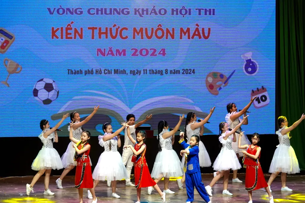 Tiết mục văn nghệ "Việt Nam mến yêu ơi" của Nhà Thiếu nhi quận 6 mở màn Hội thi "Kiến thức muôn màu" năm 2024. Ảnh: THÚY BÌNH TM ca mua VN men yeu oi.JPG