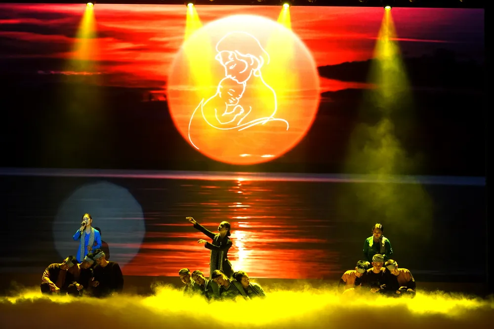 Chương trình "Lời mẹ ru trên đất miền Đông" của Cục Chính trị Quân khu tham gia "Liên hoan hát ru, hát dân ca LLVT Quân khu năm 2024". Ảnh: THÚY BÌNH Cuc Chinh tri - Loi me ru tren dat mien Dong.JPG