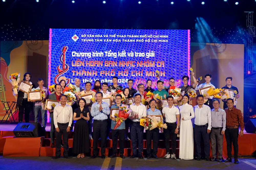 Ban tổ chức, ban giám khảo và đại diện các ban nhạc nhóm ca tại Liên hoan Ban nhạc nhóm ca TPHCM lần thứ VI năm 2024. Ảnh: THÚY BÌNH DSC01272.JPG