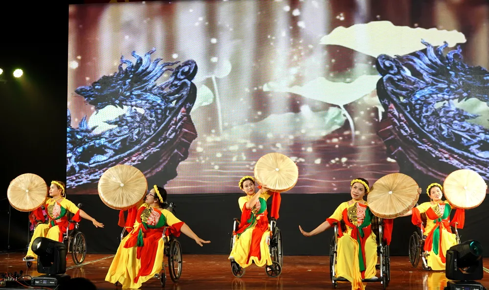 Tiết mục múa "Hương sắc" của đoàn tỉnh Bình Phước. Ảnh: THÚY BÌNH Binh Phuoc - mua Huong sac.JPG