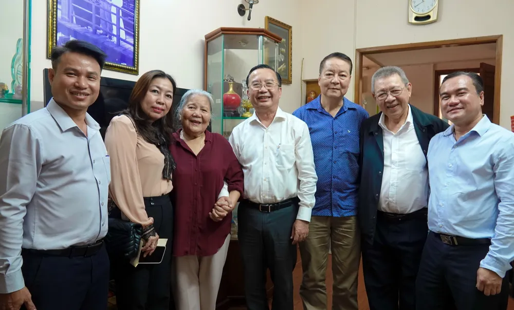 Đoàn công tác Thành ủy, HĐND, UBND, Sở VHTT TPHCM, Hội Sân khấu, Hội Âm nhạc, đến tư gia thăm NSƯT Lê Thiện. Ảnh: THÚY BÌNH Le Thien.JPG