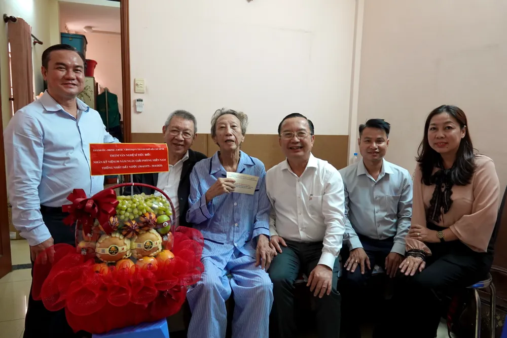 NSND Thế Hiển vui mừng đón đoàn lãnh đạo thành phố đến thăm. Ảnh: THÚY BÌNH NS The Hien.JPG