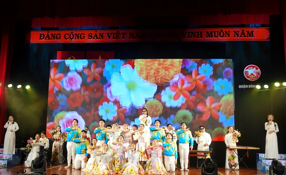 Tiết mục tốp ca "Sống như những đóa hoa" của đoàn TPHCM. Ảnh: THÚY BÌNH TPHCM - Song nhu nhung doa hoa.JPG