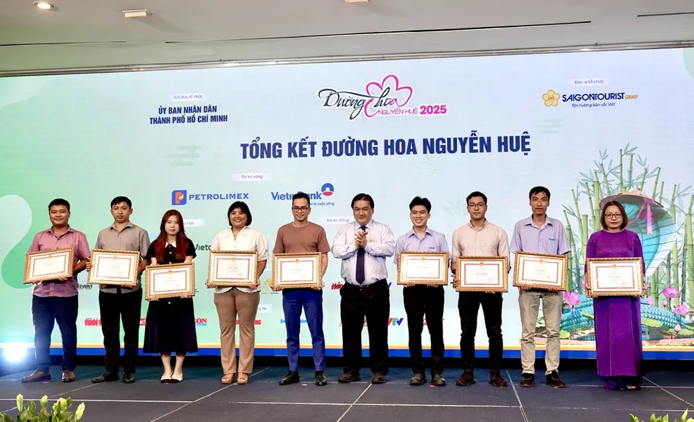 អគ្គនាយកនៃសាជីវកម្មទេសចរណ៍ Saigon ប្រធានគណៈកម្មាធិការរៀបចំវិថីផ្កា Nguyen Hue - Tet At Ty ឆ្នាំ 2025 លោក Truong Duc Hung បានប្រគល់ប័ណ្ណសរសើរពីគណៈកម្មាធិការប្រជាជនទីក្រុងហូជីមិញ ដល់បុគ្គលដែលសម្រេចបានសមិទ្ធិផលក្នុងការរៀបចំ និងអនុវត្តវិថីផ្កា Nguyen Hue លើកទី 22 - Tet At Ty ឆ្នាំ 2025។ រូបថត៖ Bao Lam 111.jpg