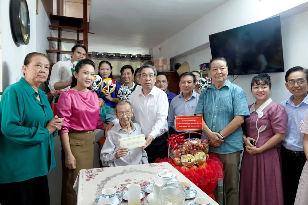 Đồng chí Nguyễn Phước Lộc đến thăm và tặng quà NSND Đinh Bằng Phi. Ảnh: THÚY BÌNH Nguyen Phuoc Loc 1.JPG