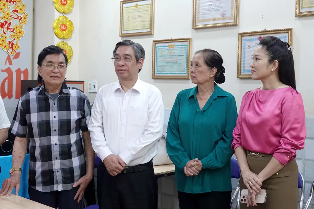 NSND Thanh Tuấn bày tỏ sự vui mừng, niềm hạnh phúc và tấm lòng tri ân đối với sự quan tâm, chăm lo của lãnh đạo Thành phố. Ảnh: THÚY BÌNH Nguyen Phuoc Loc 3.JPG