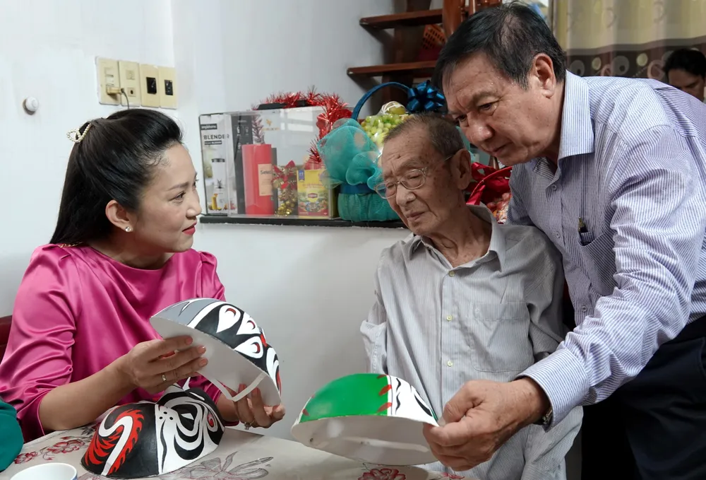 Phó Giám đốc Sở VH-TT TPHCM Nguyễn Thị Thanh Thúy thăm hỏi NSND Đinh Bằng Phi. Ảnh: THÚY BÌNH NSND Thanh Thuy.JPG