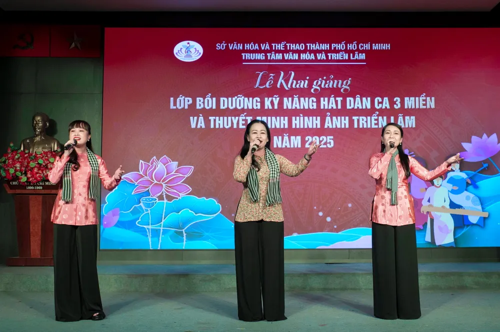 Tiết mục Dân ca Nam bộ "Hẹn gặp bến Nhà Rồng" theo điệu "Lý cây Duối". Ảnh: THÚY BÌNH gen-h-12.jpg