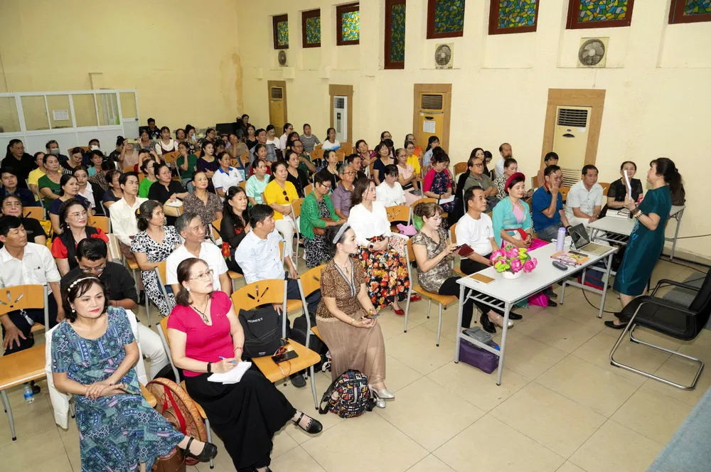 Phó Giáo sư - Tiến sĩ Nguyễn Thị Mỹ Liêm truyền đạt kiến thức "Dân ca Việt Nam". Ảnh: THÚY BÌNH gen-h-hoc vien.jpg