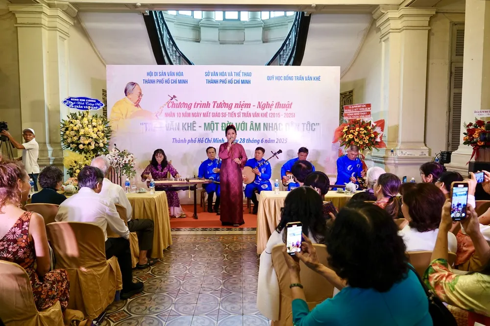 الفنان الشعبي ثانه تويت يؤدي ٢١ بيتًا من قصيدة NNND Thanh Tuyet - 21 câu Ngũ đối hạ Tri ân Tổ nghiệp nhạc sư.jpg
