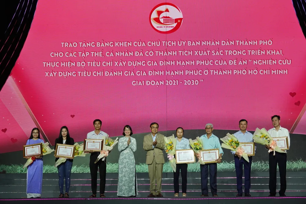 Phó Chủ tịch UBND TPHCM Trần Thị Diệu Thúy và Chủ tịch Hội Cựu chiến binh TPHCM - Thiếu tướng Nguyễn Minh Hoàng trao Bằng khen cho các cá nhân. Ảnh: THÚY BÌNH tang bang khen ca nhan - bo tieu chi gia dinh.JPG