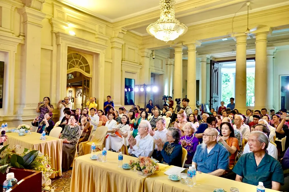 حضر العديد من المندوبين والأصدقاء والجمهور الكريم برنامج التأبين لإحياء الذكرى العاشرة لوفاة البروفيسور تران فان خي. تصوير: ثوي بينه z6751597488407_81d717538230f7b6f798105ca91bddcf.jpg