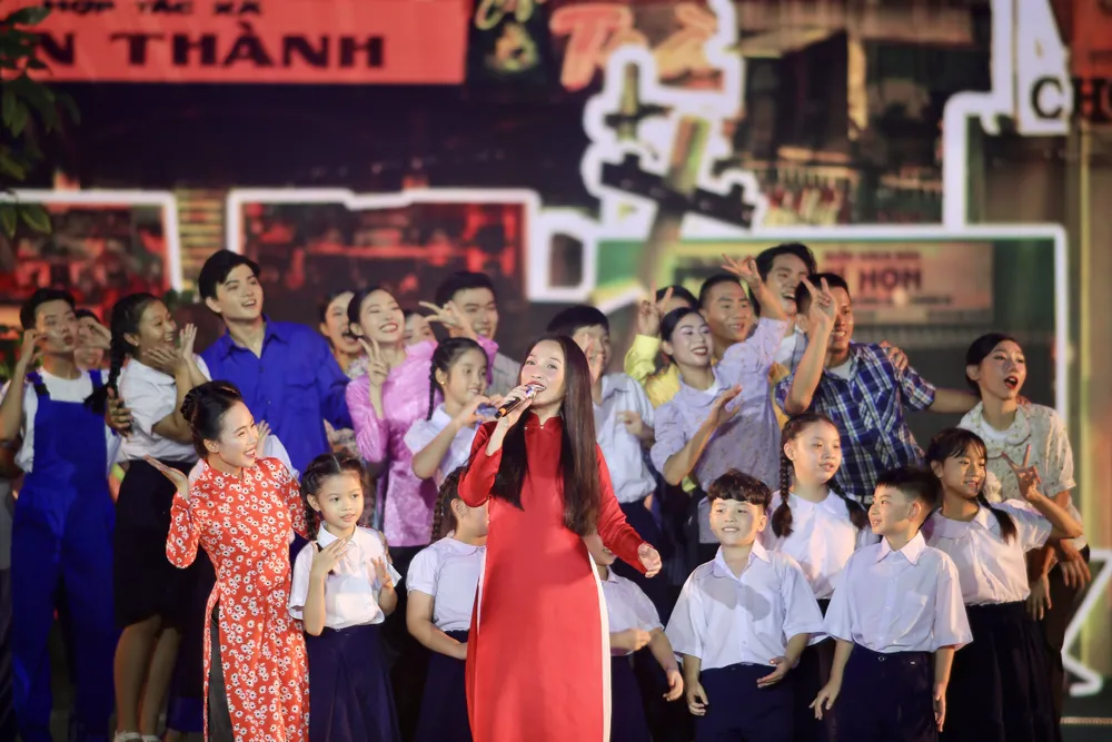 Ca sĩ Hiền Thục biểu diễn ca khúc “Ơi cuộc sống mến thương”. Ảnh: DŨNG PHƯƠNG Hien Thuc.jpg