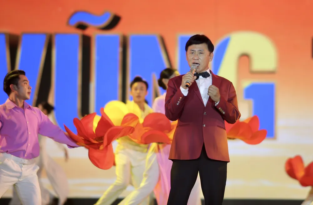 NSND Tạ Minh Tâm biểu diễn ca khúc “Tổ quốc tôi chưa đẹp thế bao giờ”. Ảnh: DŨNG PHƯƠNG z6758443153781_053368599464a4f421c1f1fa8b2f55da.jpg