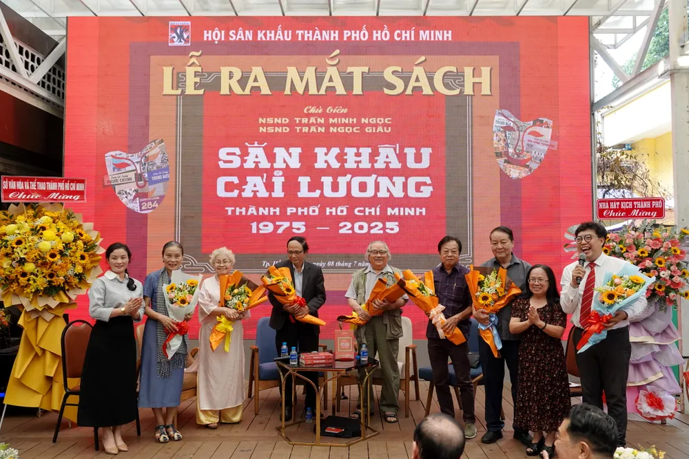 Tặng hoa các khách mời, diễn giả tham gia buổi ra mắt sách "Sân khấu cải lương TPHCM 1975-2025". Ảnh: THÚY BÌNH DSC09587.JPG