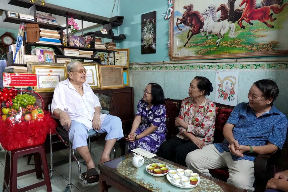 Phó Trưởng Ban Tuyên giáo và Dân vận Thành ủy TPHCM Đinh Thị Thanh Thủy đại diện lãnh đạo Thành ủy, HĐND, UBND, Ủy ban MTTQ Việt Nam TPHCM, thăm và tặng quà tác giả Dương Linh. Ảnh: THÚY BÌNH DSC09627.JPG